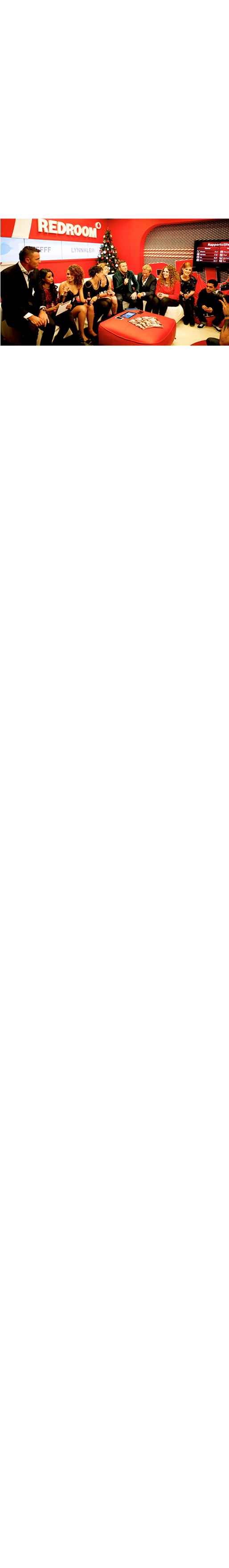Je hebt het waarschijnlijk niet eens door, maar ook acteurs in soapseries gebruiken de nieuwste smartphones. Maar waarom? Oudere telefoons kunnen toch ook nog goed werken? Dit komt doordat de smartphonefabrikant duizenden euro’s betaald aan de programma maker, daarvoor in tegen laat de programmamaker zijn product zien. Deze manier van reclame heet Product Placement. In Nederland wordt het ook wel sluikreclame genoemd. Vooral bij de Nederlandse Soap Goede Tijden Slechte Tijden (GTST) wordt veel gebruik gemaakt van Product Placement. Hier wat voorbeelden van Product Placement. Je zult zien hoe erg er eigenlijk reclame gemaakt wordt voor een product terwijl je het zelf niet eens door hebt! PP the voiceNog een bekend ‘Nederlands’ voorbeeld van effectieve sluikreclame is die van Vodafone in het tv-programma ‘The Voice of Holland’. Niet alleen het logo is met regelmaat zichtbaar, maar ook de omgeving waarin de artiesten zich begeven is compleet ‘gelinked’ aan het merk Vodafone. Een rode ruimte met rode banken waarop de artiesten zitten. Doordat af en toe het logo van Vodafone zichtbaar is koppel je dit automatisch de rode kleur. Ook zie je presentator Winston Gerschtanowitz regelmatig met een tablet aan de gang. Nee, geen iPad, maar een Samsung tablet. Ook Samsung is op deze manier dus goed vertegenwoordigd. ﷯ Maar ook in bekende clips of muziekvideo’s wordt volop gebruik gemaakt van Product Placement. Je valt je misschien nog veel minder op, maar in bekende videoclips als; We found love van Rihanna zit volop Product Placement, op de achtergrond in de badkamer zie je duidelijk een shampoofles van Nivea staan. Effect van Prodcut Placement Maar waarom kiezen adverteerders voor Product Placement? De 1e reden is eigenlijk heel simpel. Niemand zal voor z’n plezier reclame kijken. Mensen kijken wél voor hun plezier naar hun favoriete serie. Wanneer een adverteerder z’n advertenties laat zien in een reclameblok, zijn veel mensen allang weggezapt, of weggelopen bij de tv om chips te pakken. Maar wanneer je met spanning voor de tv zit, en niéts wilt missen van het programma, en je ziet bijvoorbeeld Coca Cola voorbij komen, heb je het wel gezien! En daarmee is de reclame van Coca Cola dus geslaagd! De 2e reden heeft te maken met je hersens. In 1957 beweerde James Vicary aangetoond te hebben dat het koopgedrag van mensen beïnvloed kon worden door het flitsen van teksten of beelden. Tijdens een film waren de teksten “Hungry? Eat popcorn” en “Drink Coca Cola” te zien, zo kort dat je ze niet bewust kon opnemen. In het onderzoek kwam eruit dat er ook écht meer popcorn en cola verkocht werd na het uitzenden van de film. Dit was een hele schokkende ontdekking. Omdat bij deze manier van reclame mensen van niets wisten, is de zogenaamde ‘subliminale priming reclame’ in Nederland verboden geworden. Maar daar bedachten de programmamakers dus iets op: Product Placement. Dat wordt langer dan de subliminale priming reclame vertoond, maar doordat je zo in je programma zit, merk je het zelf ook niet eens. Product Placement melding Door Product Placement, kochten mensen onwetend toch meer, nadat ze het gezien hadden op tv. De mediawet heeft daardoor in 2011 besloten dat de programma’s moeten vermelden wanneer ze gebruik maken van Product Placement. Sinds enige tijd zie je dus ook steeds vaker de PP melding aan het begin van een programma. Maar haalt dit niet juist het effect weg van Product Placement? Ga je hierdoor niet juist veel meer opletten op de reclame die gemaakt wordt door het gebruiken van producten? Er is een onderzoek gedaan om dit te onderzoeken. Er is uit gekomen dat mensen kritischer werden over een item nadat ze de PP melding gezien hebben. Wanneer mensen de melding zagen, zagen ze ook in dat het een vorm van reclame was en daardoor vinden kijkers het gesponsorde item ongeloofwaardiger, oneerlijker en onbetrouwbaarder. Blijkbaar moeten mensen eerst aan een sponsorvermelding (‘Dit programma wordt medemogelijk gemaakt door…’ of Dit programma bevat PP’) worden blootgesteld om kritisch te worden. Maar er is ook ontdekt dat het merk beter herrinerd word door mensen die een vermelding gezien hebben dan mensen die dat niet gezien hebben. Problemen dankzij Product Placement Een van de bekenste Product Placement advertenties is die van Bavaria tijdens het WK voetbal in 2010. Een groep meisjes is tijdens de wedstrijd Nederland – Denemarken vermomd als Deense supporters binnengekomen in het stadion. Na de eerste helft begonnen zij te strippen, waardoor de Oranje jurkjes zichtbaar werden. Deze jurkjes staan symbool voor het biermerk Bavaria. Volgens de wereldvoetbalbond FIFA was dat een reclamestunt van bierbrouwer Bavaria, en die is geen sponsor van het WK. De FIFA heeft om die reden aangifte gedaan tegen Bavaria. Bavaria beweerde in eerste instantie dat de vrouwen lid waren van een Nederlands studentendispuut en dat het merk niets afwist van de stripactie, maar al snel bleek het studentendispuut helemaal niet te bestaan. Op de oranje jurken stond overigens geen duidelijk logo van Bavaria. Ook de naam van de bierbrouwer staat er niet op. Kosten Product Placement Wij zijn voor jou de wereld van de reclame ingedoken en hebben uitgezocht wat het adverteren nou precies kost! Als voorbeeld zijn dit de kosten die je betaald om gebruik te maken van Product Placement bij Eigen huis en Tuin. Programma-item Bij een programma-item betalen adverteerders voor het laten opnemen van hun product in het programma. Gedurende drie minuten maakt de presentator gebruik van de producten of diensten van de sponsor. Als voorbeelden in de brochure noemt men als voorbeelden een bezoek aan de showroom of een vermelding van een product van de adverteerder onder de noemer nieuwste woontrends. De kosten van een dergelijk programma-item van drie minuten bedragen maarliefst 23.900 euro. Supergebruiksmoment In Eigen Huis en Tuin klust men wat af. Wil je tijdens het klussen jouw product gebruikt zien worden, dan is het Supergebruiksmoment een optie. Als je bijvoorbeeld als adverteerder een bepaald type zaag onder de aandacht wilt brengen, dan zal de presentator de zaag gebruiken tijdens het in elkaar zetten van een kast of tijdens het op de juiste manier afzagen van laminaat. Bij een Supergebruiksmoment geeft de presentator ook tips en vertelt hij of zij iets over de producteigenschappen. Ook dit prijskaartje is niet mis: Je betaalt 13.500 euro voor dit Supergebruiksmoment. Aankondiging Naast het klussen zelf, worden ook beurzen op het gebied van wonen, tuinieren of klussen gepromoot. Zo’n aankondiging kost de adverteerder 9.000 euro. Billboards Deze wijze van adverteren is welbekend van het zinnetje: ‘Dit programma wordt mede mogelijk gemaakt door {adverterend bedrijf}.’ Met de aparte prijs van 21.179 euro is deze wijze van product placement ook vrij prijzig. Grappige Product Placement Denkt GTST goede reclame te maken voor samsung- telefoons, lacht heel Nederland GTST uit… Iedereen had het erover, een personage uit gtst belt, terwijl ze haar telefoon op de kop houdt. Kijk naar de foto’s hieronder en oordeel zelf! 